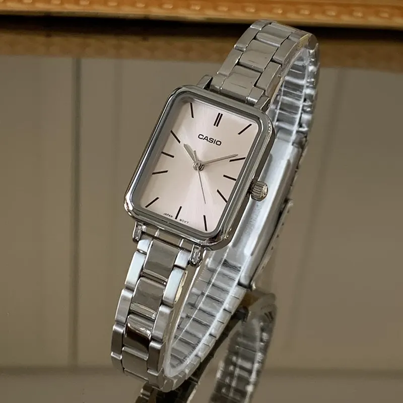 Casio LTP-V009D-4E Orologio Donna Rettangolare, Cassa E Cinturino In Acciaio Inox Oro, Quadrante Rosa, Quarzo Giapponese, 30m Water Resistant